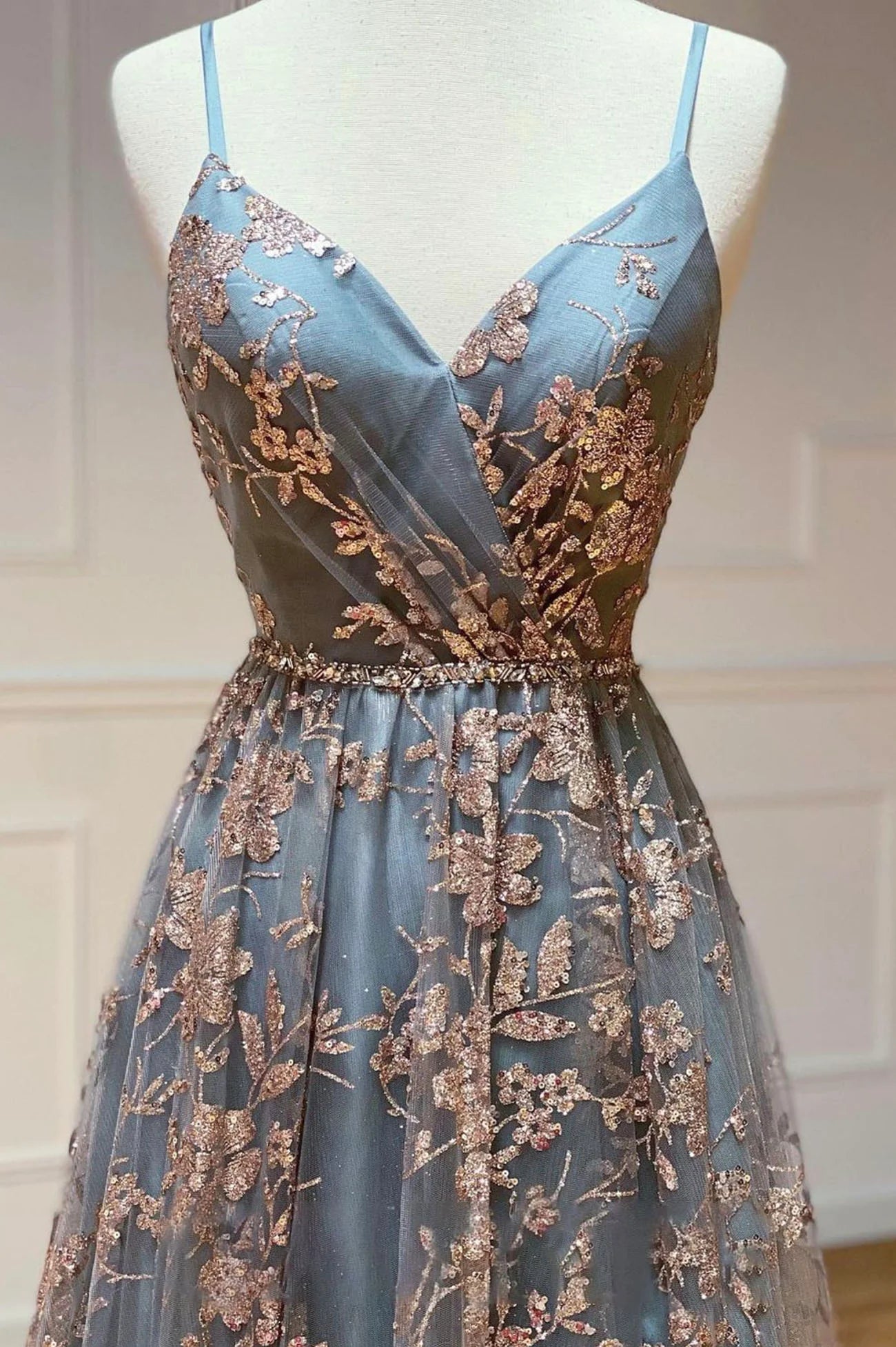 Robe de bal longue trapèze à bretelles spaghetti et paillettes en tulle gris